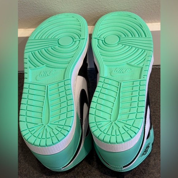 Air Jordan 1 Retro High OG 'Green Glow' - Picture 15 of 16